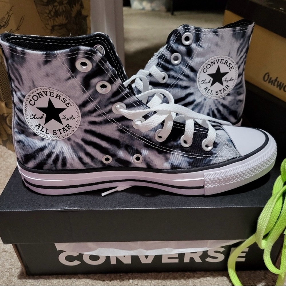 New with tags and inbox size 6.5 women’s tie-dye high top black Converse